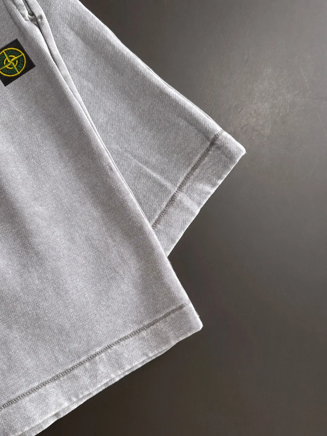 🅿️330 shipped next day. High-quality Stone Island/Stone Island 2025 spring and summer new elastic band casual solid color loose shorts. The hem of the trousers is stitched with two stitches. The stitching is fine and firm. The fabrics customized by the counter are highly breathable and comfortable. The details are impeccable. The design concept of brand elements reflects high quality. It feels delicate and soft! It presents a casual cut and the upper body shape is great! Size: S-XXL